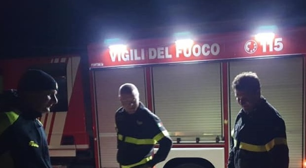 Altra notte di incendi ai rifiuti, a Palermo vari quartieri coinvolti, anche la provincia presa d’assalto dai piromani