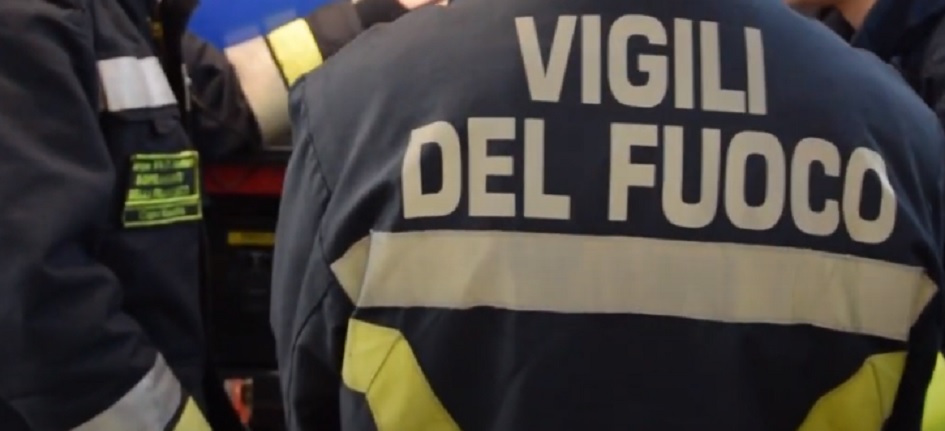 Appiccati in serie incendi a rifiuti nella notte nel quartiere dello Zen di Palermo, in alcuni casi i roghi accesi nella stessa zona