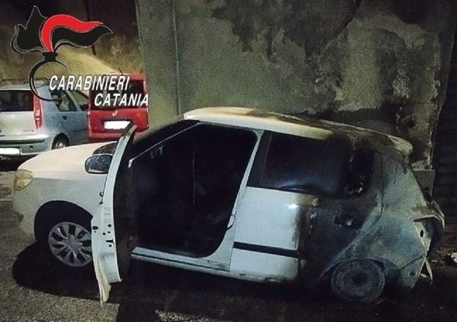 L’incendia l’auto del nuovo compagno dell’ex moglie nel Catanese, i carabinieri lo inchiodano grazie alla videosorveglianza