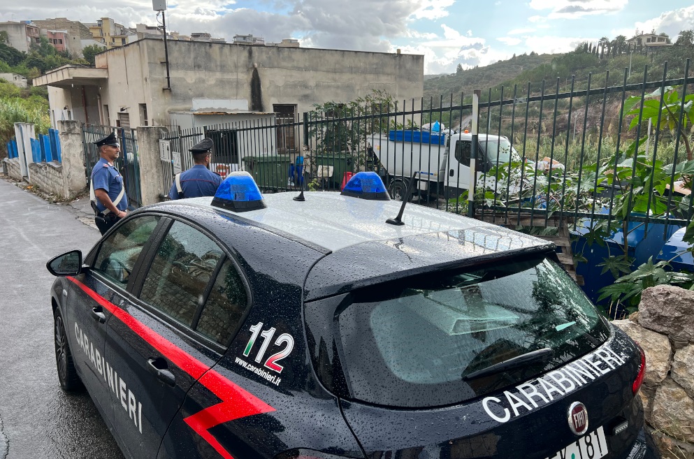 Presi dai carabinieri mentre rubano carburante dai mezzi della nettezza urbana a Casteldaccia, in tre finiscono in manette