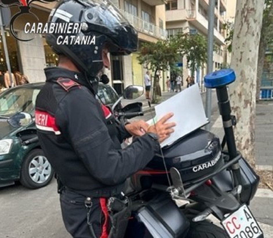 Arrestato in flagranza ladro di profumi nel catanese, Ha arraffato dagli scaffali il prodotto più costoso ed è scappato
