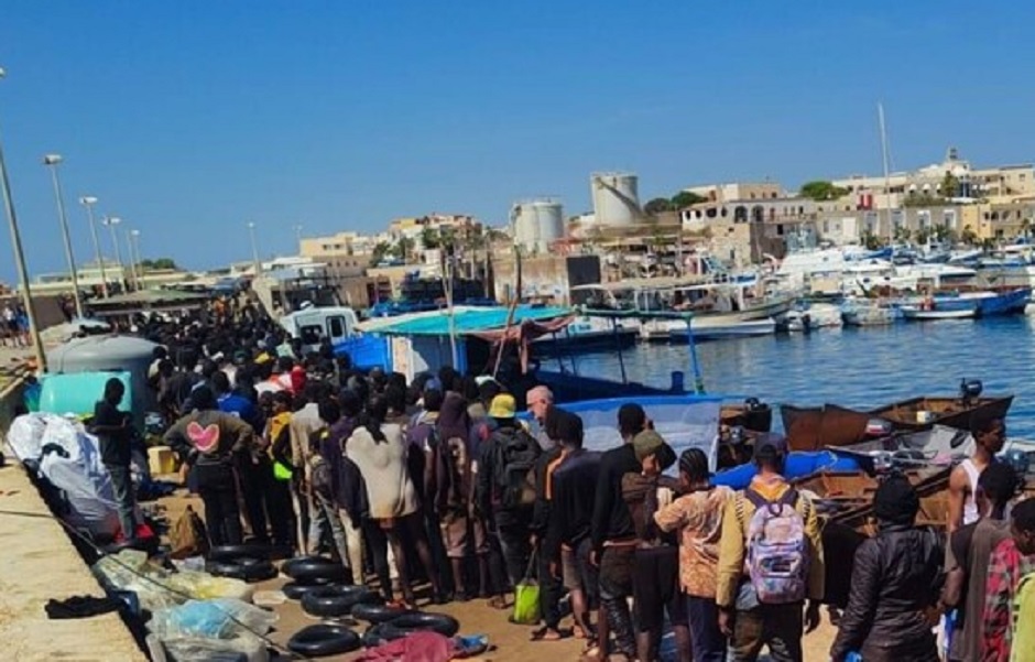 In netta frenata gli sbarchi di migranti a Lampedusa dopo le ultime terribili 48 ore, l’hotspot però continua a scoppiare