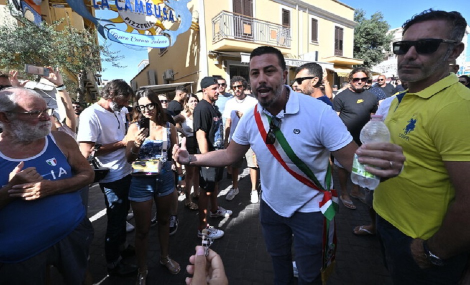 Coro di proteste a Lampedusa contro l’ipotesi di una tendopoli per accogliere i migranti, vicesindaco leghista a capo del corteo