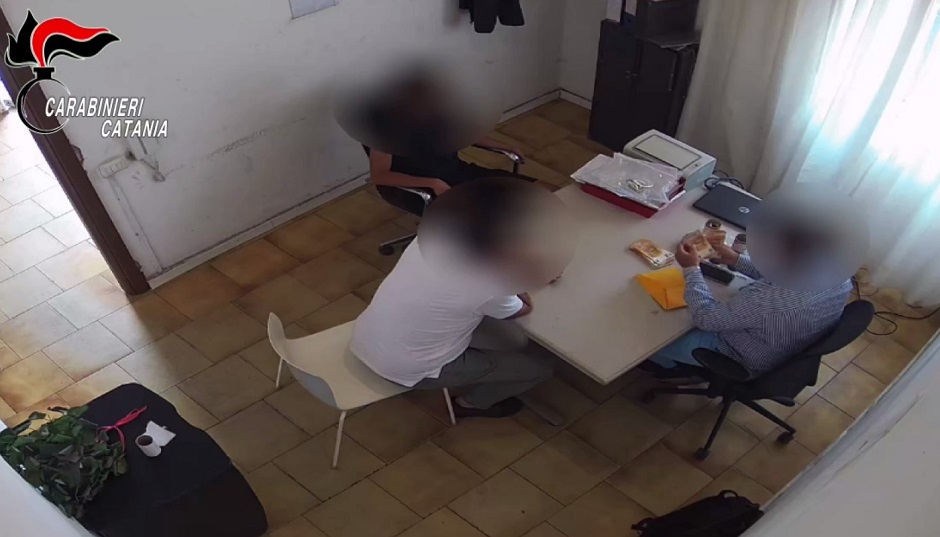 Scoperti i due complici che hanno orchestrato un’estorsione ad un imprenditore del Catanese, oltretutto loro datore di lavoro