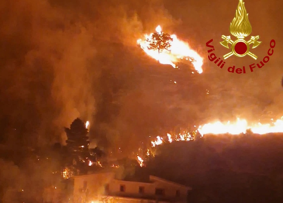 Prosegue l’emergenza incendi nel Palermitano, ancora una decina i roghi di notevole entità, dall’alba tornati in azione i canadair