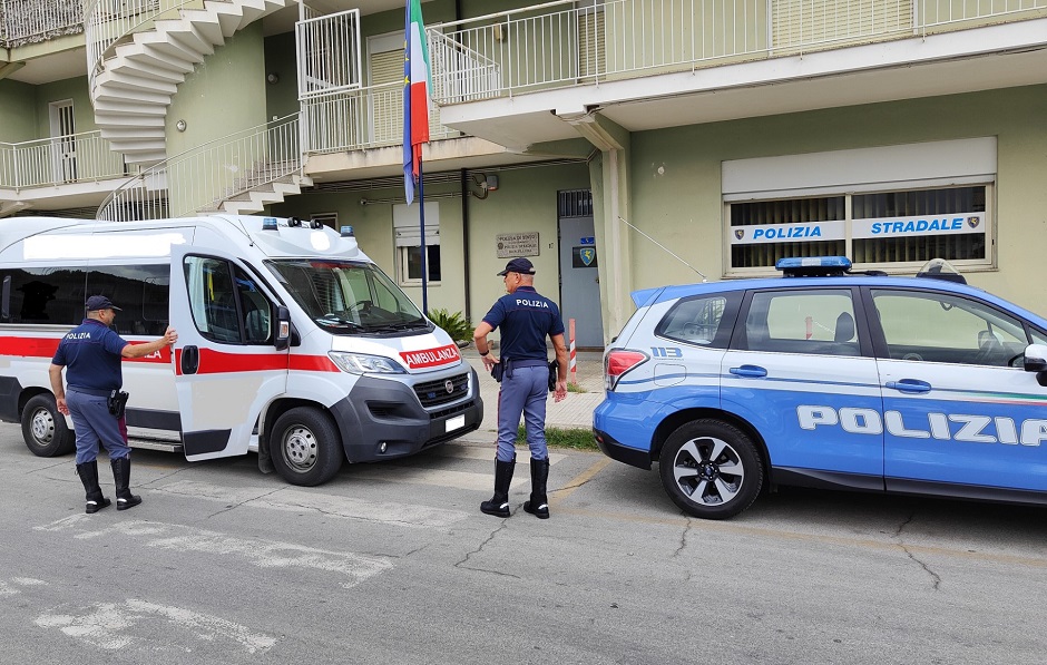 Ambulanza abusiva sequestrata dalla polizia nel Messinese, faceva la spola dall’ospedale ma senza alcuna autorizzazione