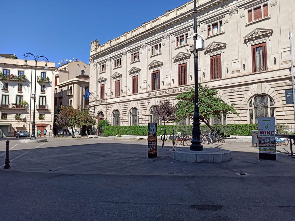 Piazza Borsa, rubati dissuasori