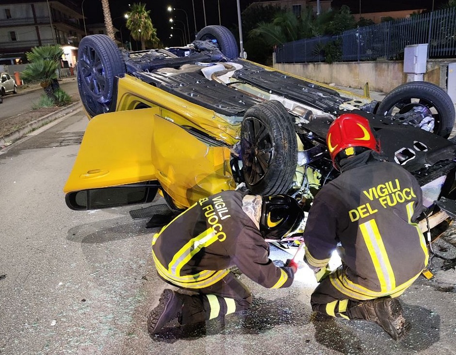 Paura nel Ragusano, un’auto a velocità si ribalta ma il conducente se la cava miracolosamente senza neanche un graffio