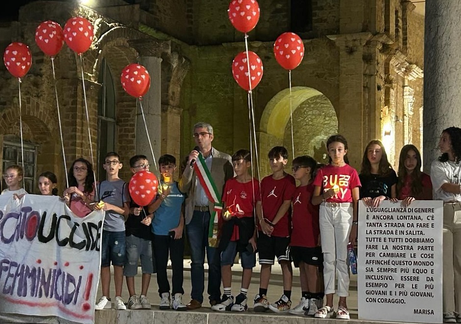 Ieri sera Salemi in marcia per dire “no” alla violenza e ai femminicidi dopo la terribile tragedia della morta di Marisa Leo