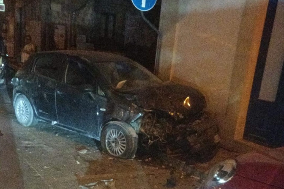 Incidente nel Ragusano con 4 feriti nella notte, due auto si sono quasi scontrate frontalmente, traffico bloccato per ore