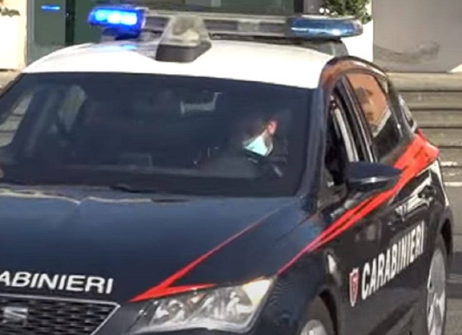 Un uomo di 40 anni accoltellato nei pressi della stazione di Palermo, è riuscito a salvarsi trovando rifugio in un negozio
