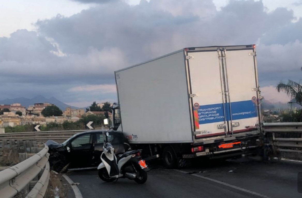 Camion e vettura si scontrano tra Ficarazzi e Bagheria, un ferito e ...