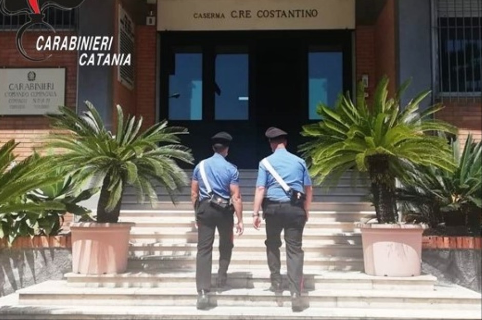 Blitz con arresto dei carabinieri in casa di un pusher nel Catanese che spacciava nonostante i domiciliari