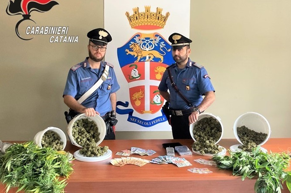Due fratelli arrestati nel catanese, avevano allestito una piantagione di droga, dentro casa trovato un chilo di erba