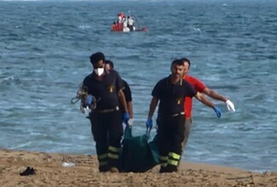 Trovato un cadavere su una spiaggia del Trapanese, forse è quello di un migrante del tragico sbarco dei giorni scorsi nell’Agrigentino
