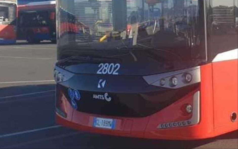 Rimprovera motociclista contromano, autista di bus viene inseguito minacciato, sparato anche un colpo di pistola in aria