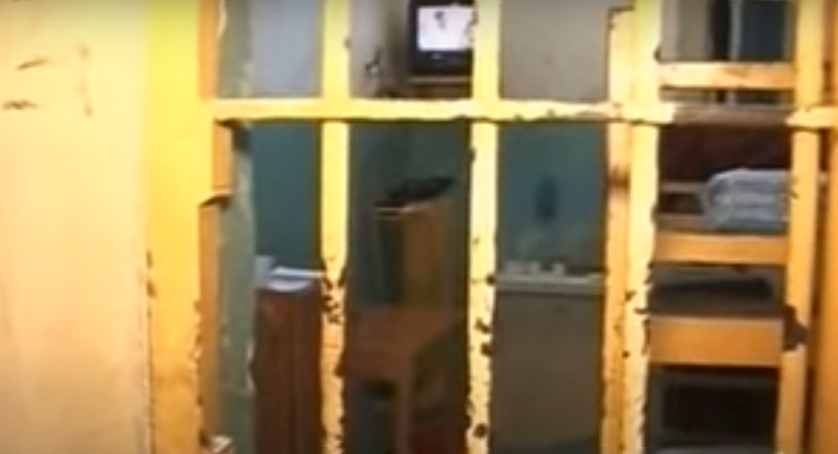 L’ennesima aggressione in un carcere del Catanese, un detenuto cerca di strangolare un agente penitenziario per futili motivi