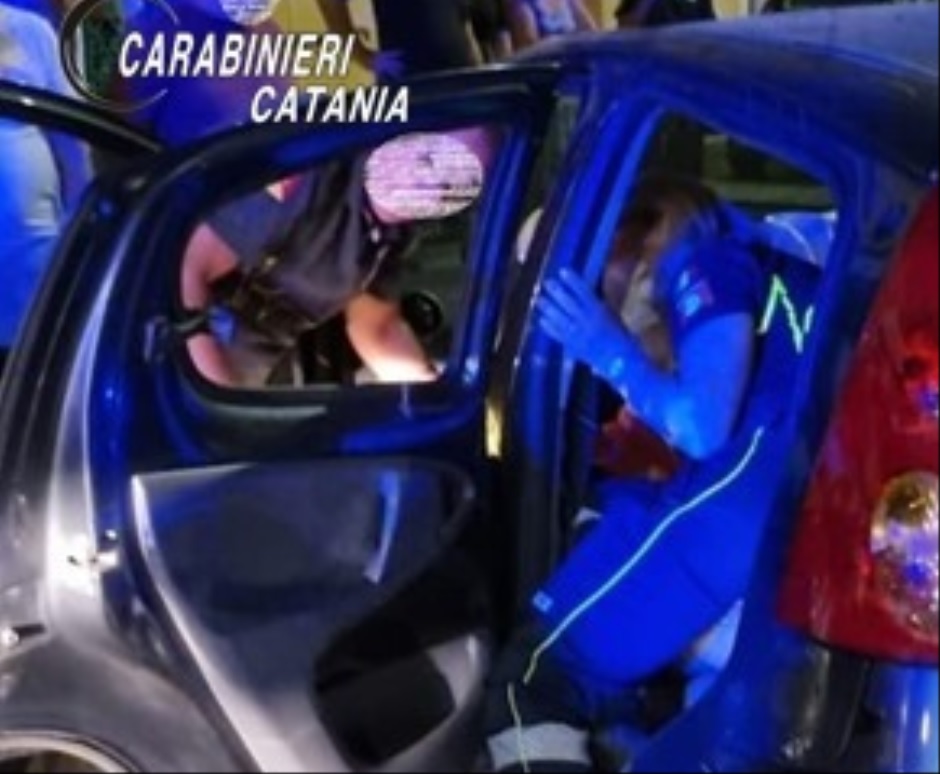 Una donna salvata dai carabinieri a Catania dopo un incidente, era svenuta e avvolta dai fumi nell’abitacolo