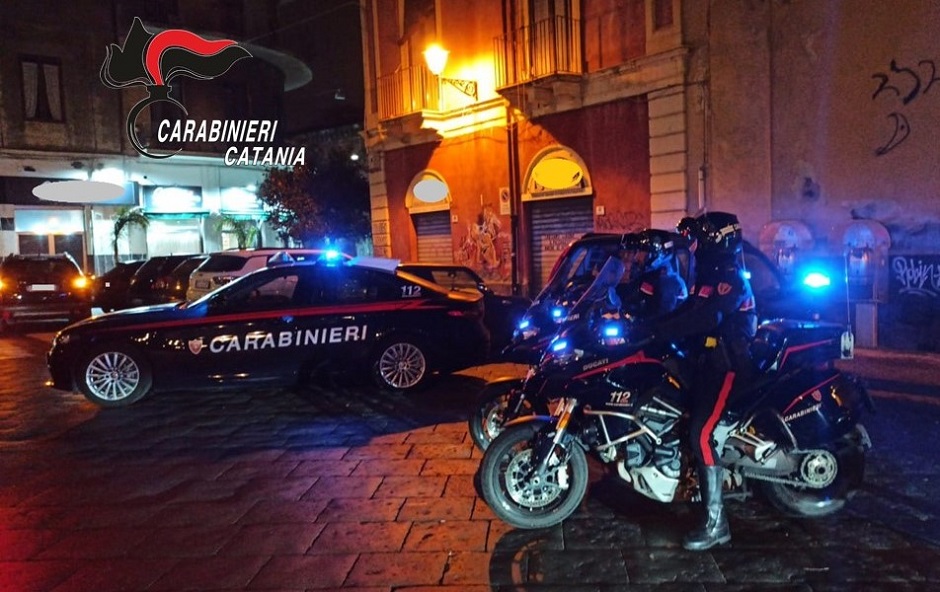 Una doppia di catanesi denunciata per ricettazione, su un’auto rubata hanno cercato di fuggire al controllo dei carabinieri