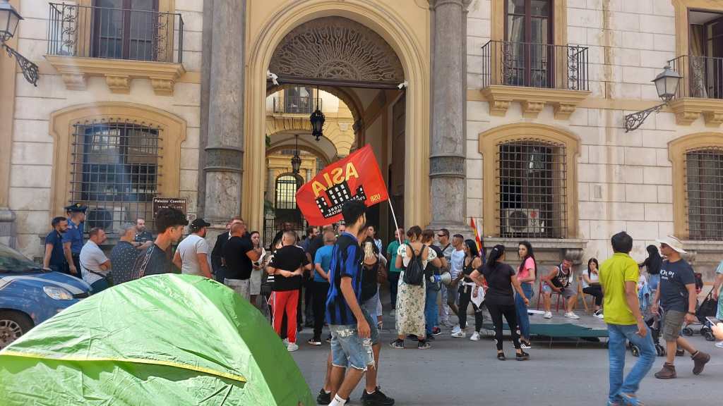 Emergenza abitativa, sit-in davanti a Palazzo Comitini
