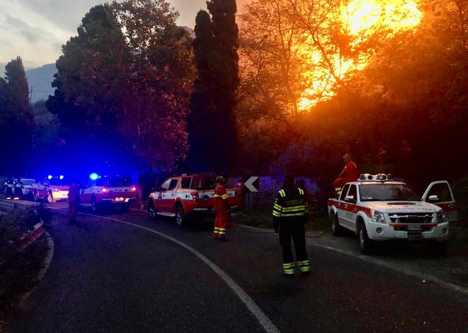 Paura nel Messinese a causa degli incendi, case avvolte dal fuoco, all’incirca 150 i residenti costretti ad evacuare