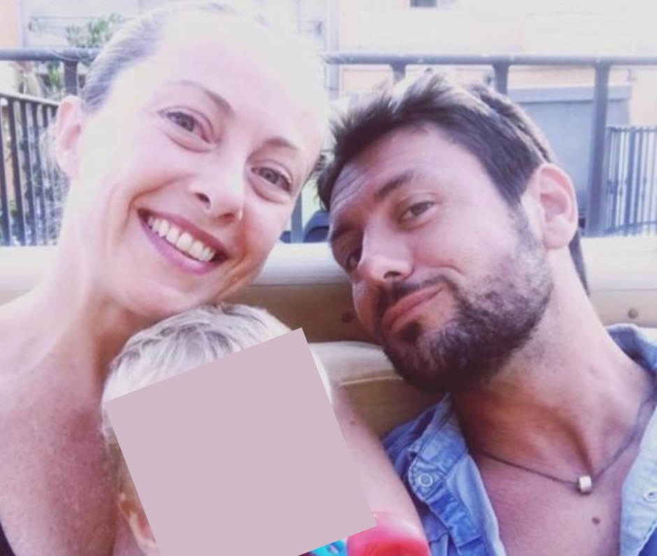 Dopo i fuorionda imbarazzanti sulle reti Mediaset del compagno, Giorgia Meloni annuncia la fine della sua relazione