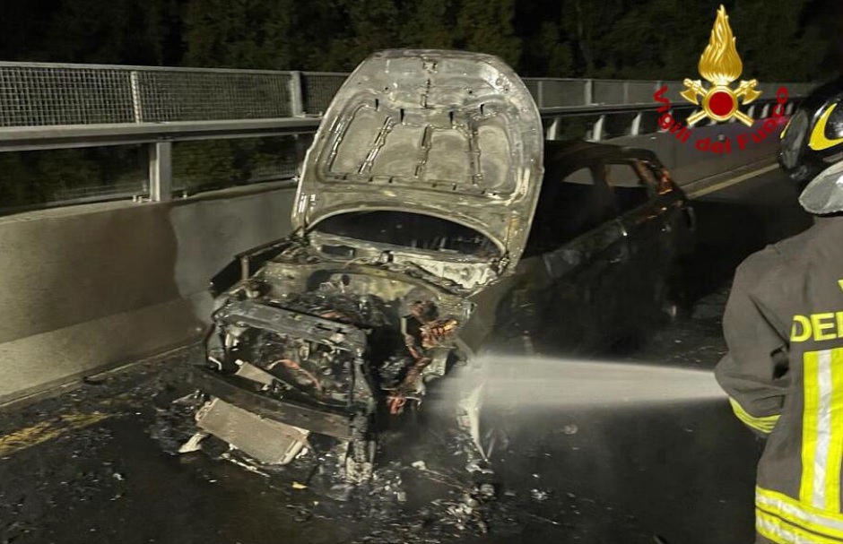 All’alba a fuoco un’auto in marcia sull’autostrada nella tangenziale per Messina, il mezzo è andato totalmente distrutto