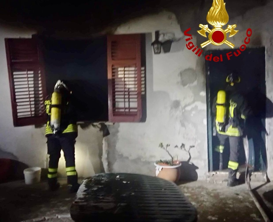 Dato alle fiamme un casolare abbandonato nel Palermitano, si indaga per accertare le cause che hanno originato il rogo