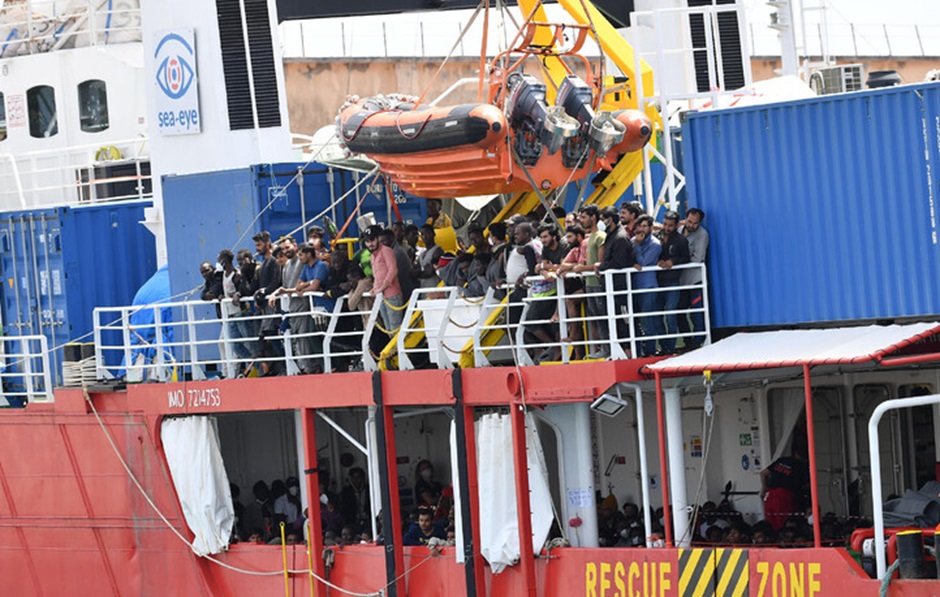 Una donna incinta in condizioni critiche tra i migranti soccorsi dalla nave ong a Lampedusa, disposta evacuazione medica d’urgenza
