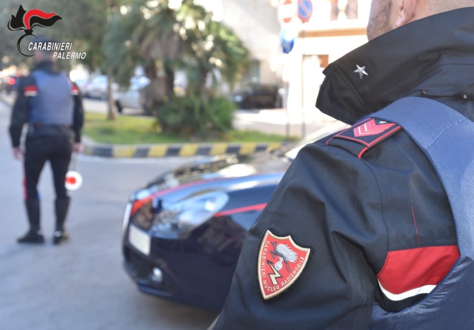 Un uomo salvato da un carabiniere a Palermo dopo essere caduto e aver perso i sensi per l’urto della testa con un marciapiede