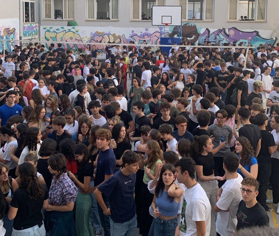 Protesta questa mattina degli studenti del liceo Cannizzaro di Palermo, troppo caldo nelle aule e vanno nel piazzale