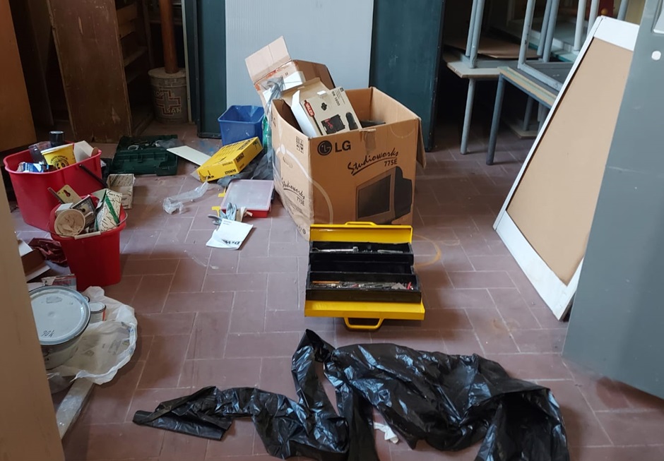 Vandali in azione in una scuola vicino la stazione centrale di Palermo, distrutti armadi e sparsi oggetti nei corridoi