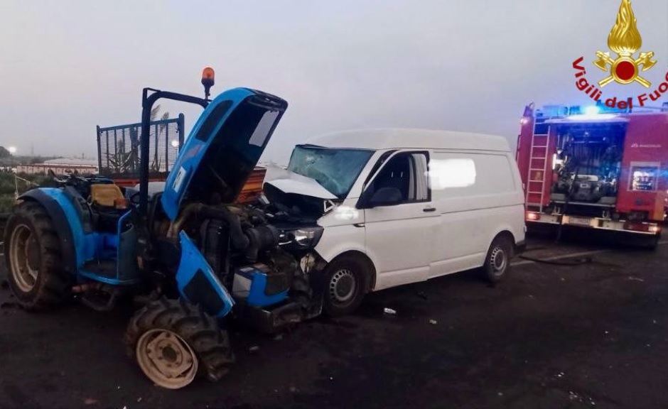 Il conducente di un trattore in gravi condizioni, investito da un furgone sulla strada statale 113 a Partinico