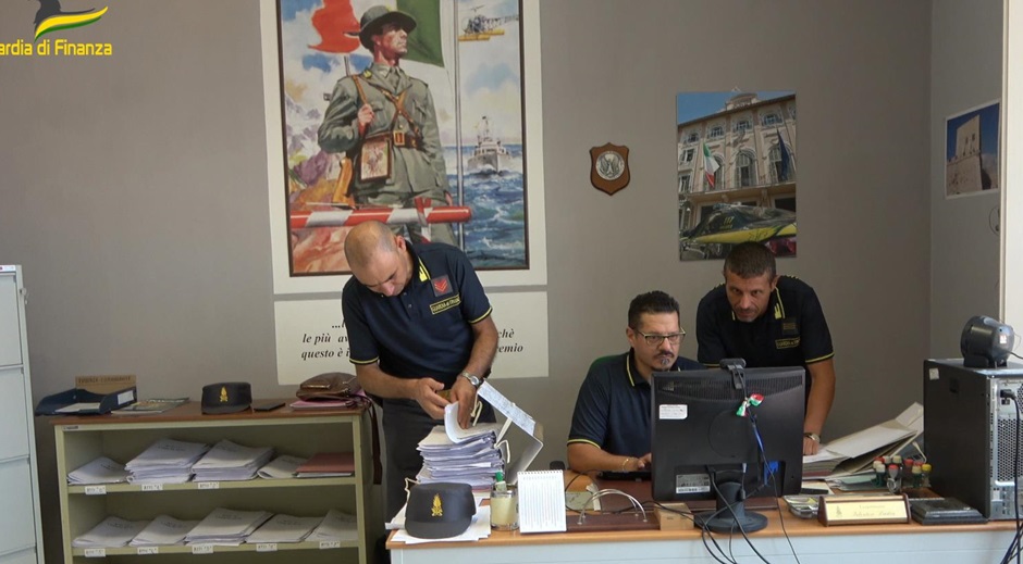 Si fa intestare tutti i beni di due sorelle malate nel Ragusano e le raggira, denunciato un uomo per circonvenzione di incapaci