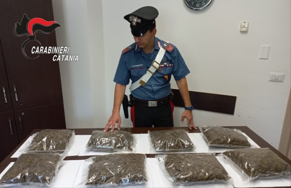 Un uomo di 55 anni arrestato nel Catanese, fermato in auto ad un posto di blocco con ben 4 chili di droga al seguito