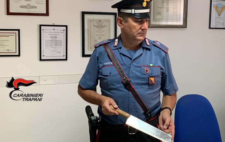 Arrestato per tentato omicidio un giovane nel Trapanese, ha aggredito i carabinieri con il coltello e gli ha lanciato contro il cane