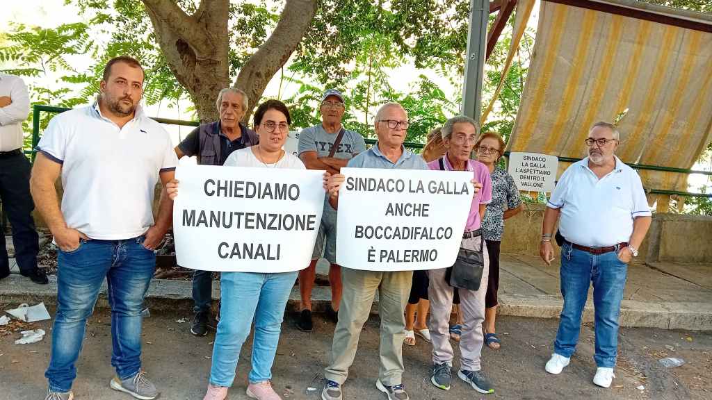 Canale Boccadifalco ostruito, la protesta dei residenti