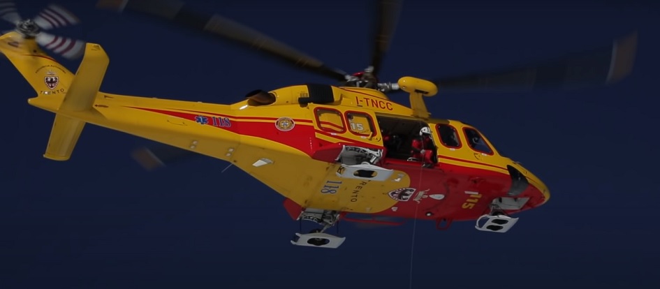 Incidente grave nel Catanese, si scontrano due auto e una di loro finisce fuori strada, in gravi condizioni un giovane