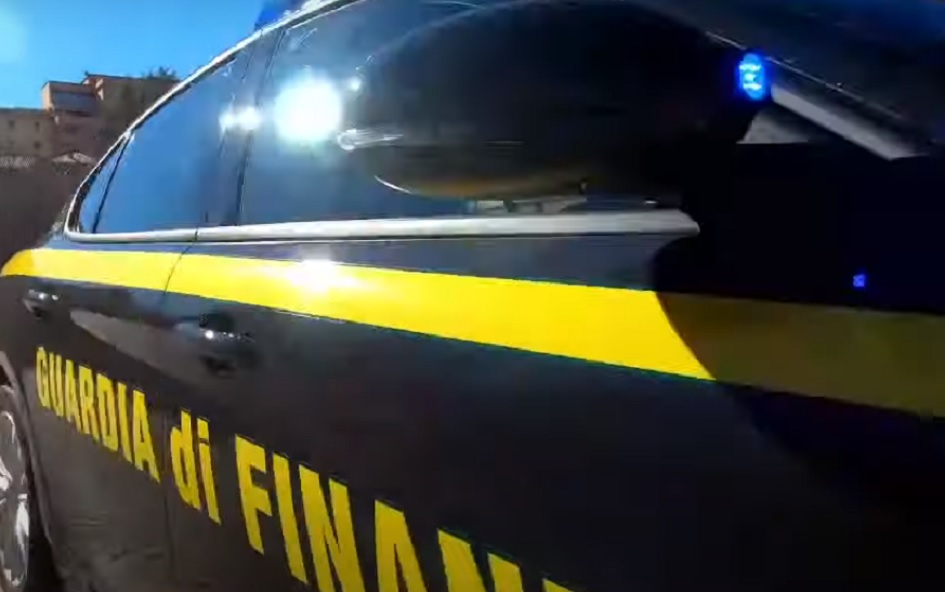 La finanza sgomina un’organizzazione internazionale dedita allo spaccio di droga nel Messinese, scattano 13 arresti