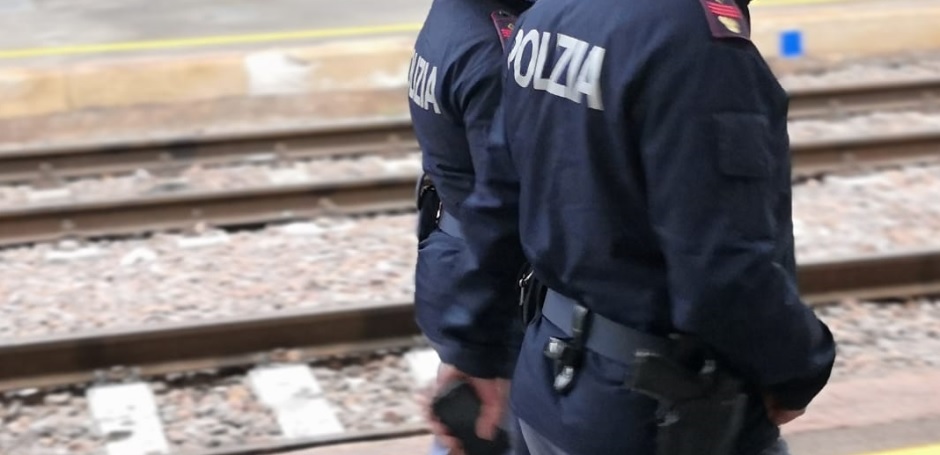 Un uomo muore lungo i binari della ferrovia nel Trapanese, li stava attraversando quando all’improvviso è stato travolto da un treno