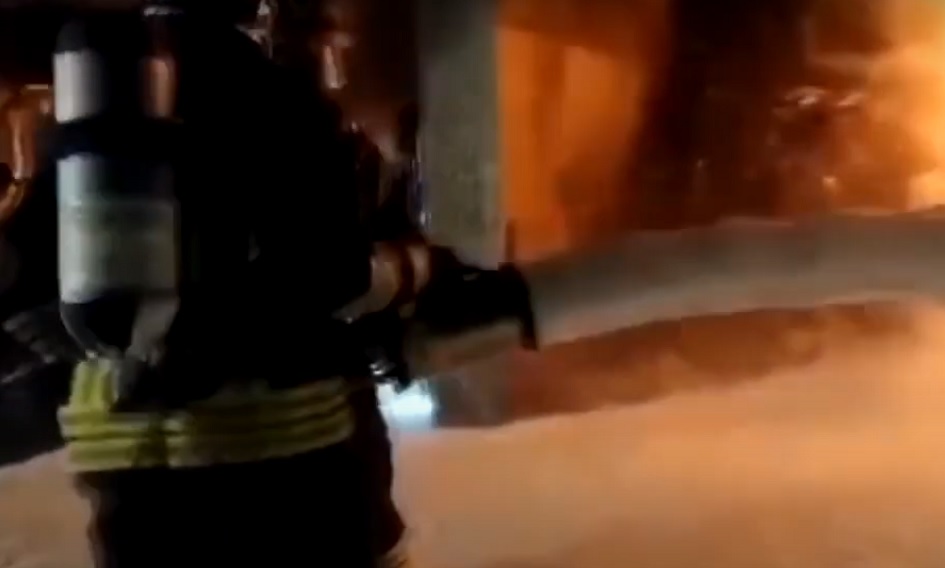 Impressionante serie di incendi ai rifiuti nella notte allo Zen di Palermo, una quindicina gli interventi dei vigili del fuoco