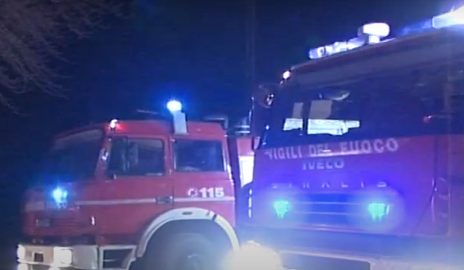 Indaga la polizia su un incendio che ha distrutto due baracche abusive a Borgo Nuovo a Palermo, incerte le cause