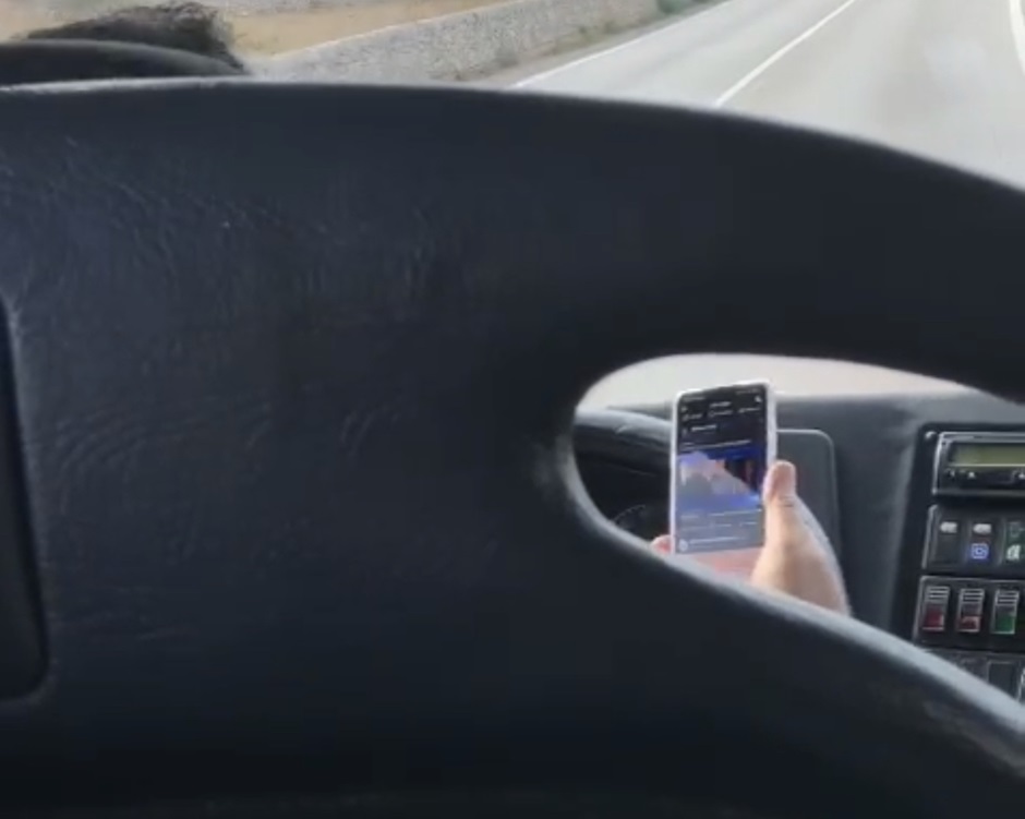 L’Ast ha deciso di sospendere l’autista pizzicato a guardare un video dal cellulare mentre era alla guida