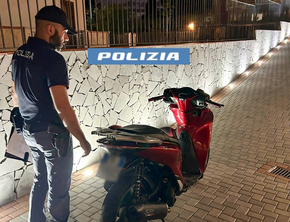 Le pericolose acrobazie di un 17enne sul motorino a Catania finiscono sui social, la polizia lo rintracciata e arrivano multa e fermo