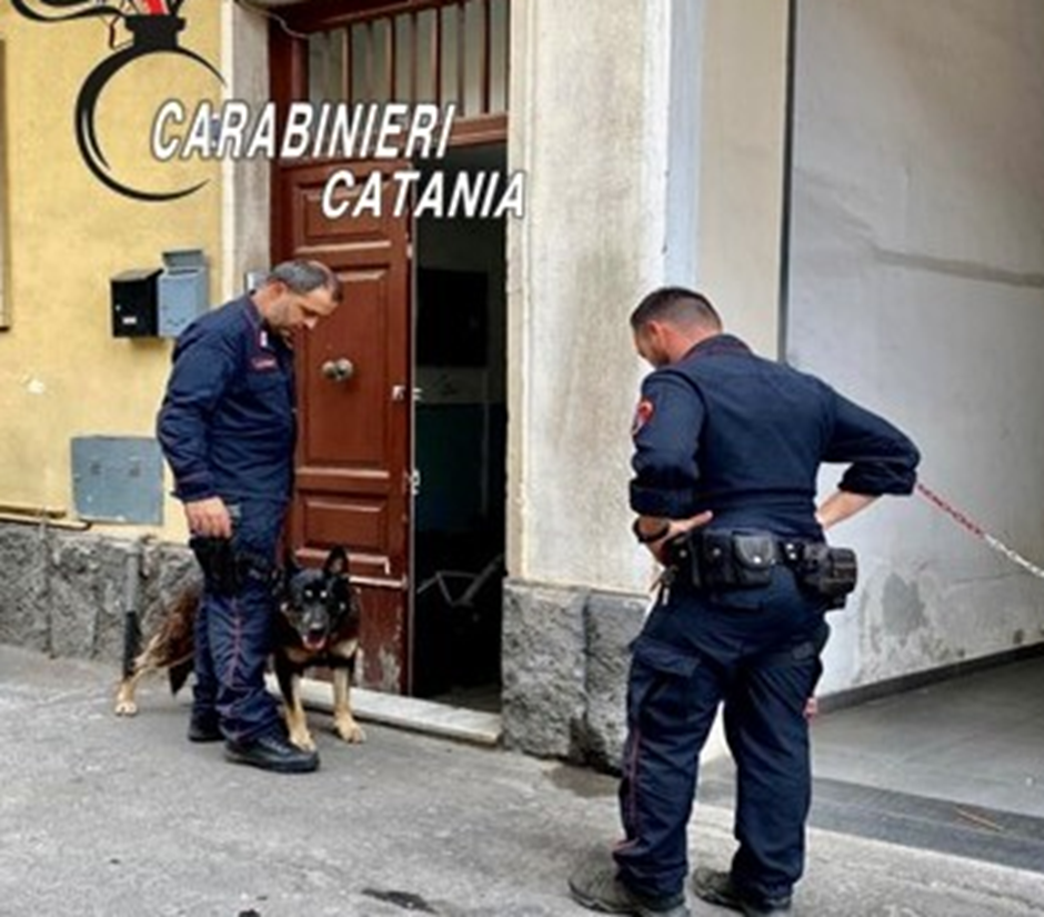 Tre pusher arrestati a Catania, in una palazzina del quartiere San Cristoforo avevano messo in piedi una centrale di spaccio