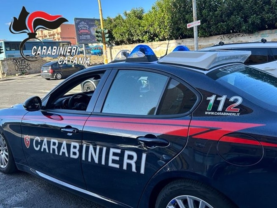 Arrestato un 38enne a Catania, fugge all’alt dei carabinieri e poi si rifugia in casa facendosi trovare in pigiama