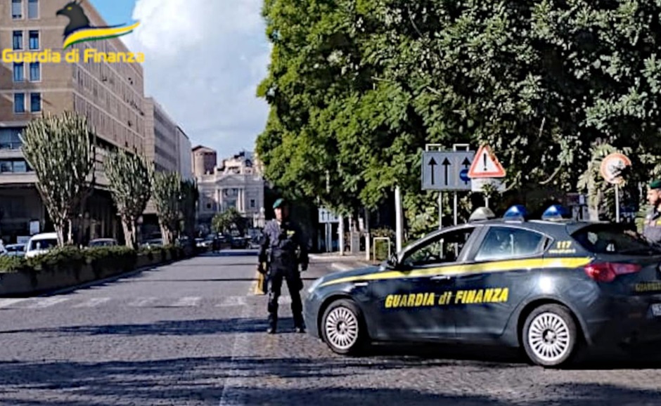 Arrestato a Catania ladro seriale, ruba i telefoni a due donne e poi progetta anche di aggredire i carabinieri con una bottiglia rotta