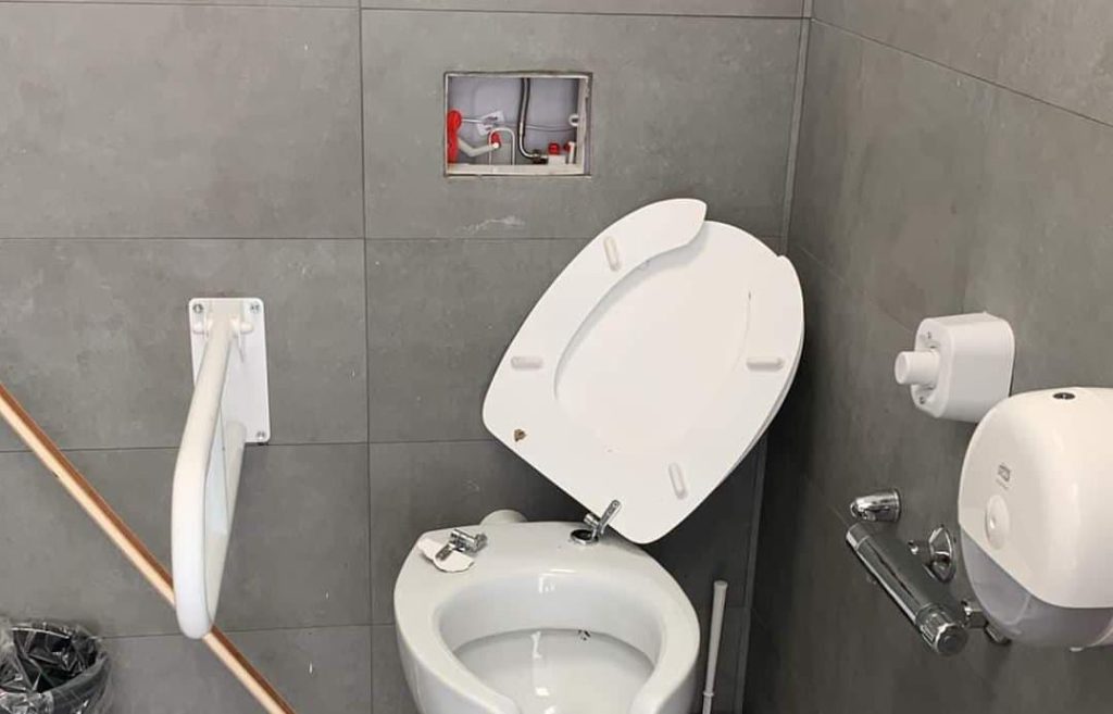 Molo trapezoidale, vandali distruggono bagno per disabili