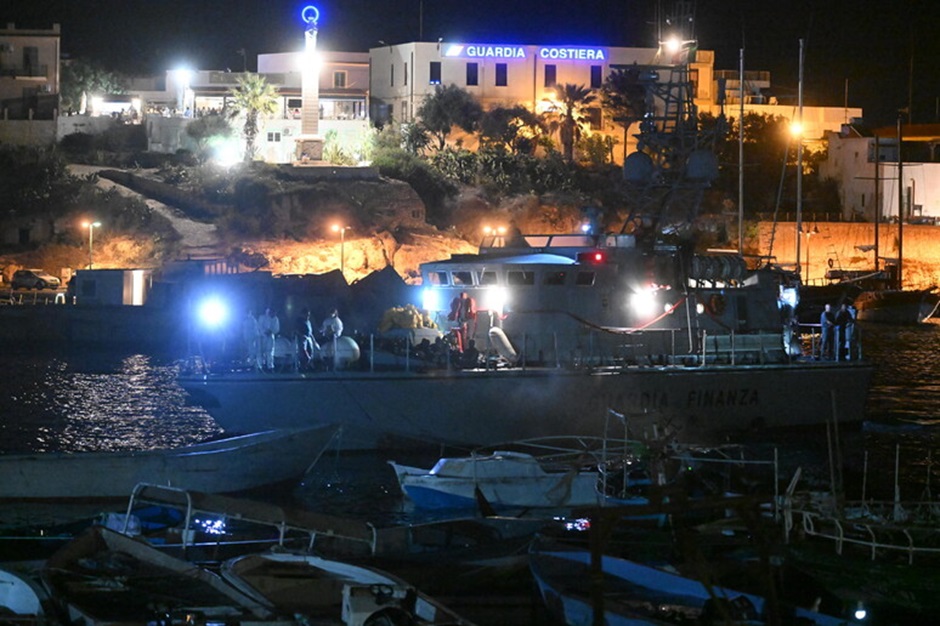 Una donna è morta nell’ennesimo naufragio di una barca con migranti al largo di Lampedusa, in 46 si sono salvati