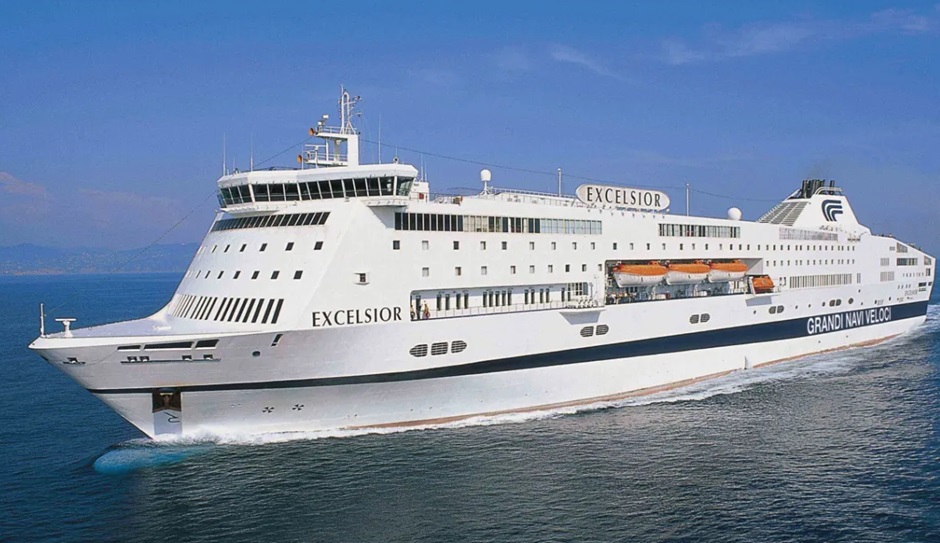 Principio di incendio nella nave Excelsior partita dal porto di Palermo, a bordo più di 500 persone, per ore motori fermi